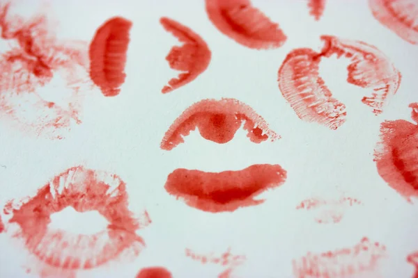 白い紙の背景にセクシーなピンクの赤い女性のリッププリントのセットトップビュー。キスは平然とした。口紅の指紋マーク。女性らしさ、浮気、愛の概念。世界キスの日。バレンタインデー。素敵な背景. — ストック写真