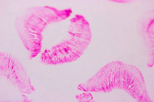 Beautiful shape pink female lip prints on white paper background top view. Kisses flat lay. Lipstick print, marks. Femininity, flirt, love concept. World Kissing Day. Valentines Day. Lovely backdrop. — Fotografia de Stock