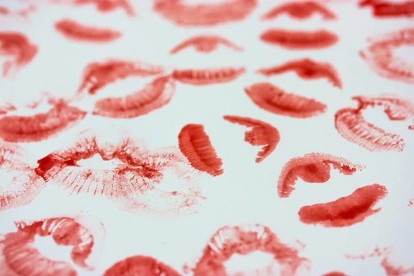 Set von sexy rosa roten weiblichen Lippenabdrücken auf weißem Papier Hintergrundbild. Küsschen platt. Lippenstiftabdrücke, Markierungen. Weiblichkeit, Flirt, Liebeskonzept. Welttag des Kusses. Valentinstag. Schöne Kulisse. — Stockfoto