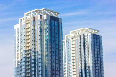 Mavi gökyüzüne karşı iki modern apartman. Büyük şehirde modern mimari