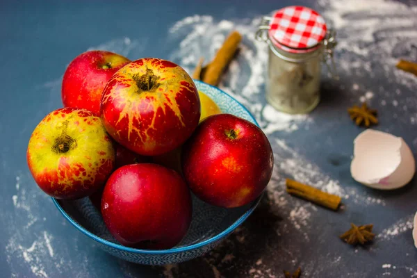 Ингредиенты Приготовления Домашнего Традиционного Яблочного Пирога День Благодарения Спелые Красные — стоковое фото