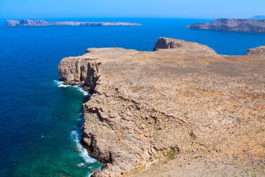 Balos Adası, Girit, Yunanistan. 1 Mayıs 2015. Dağdan Akdeniz 'in mavi su dalgalarının kayalara çarpması inanılmaz bir manzara. Doğal manzara, kayalık arazi. Manzaralı Gramvousa adaları