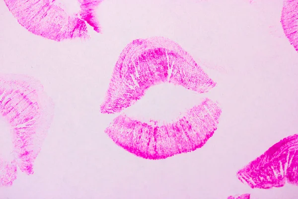 一套性感的粉色女性唇印在白纸背景图上 甜甜的吻扁平 女性气质 爱情观念 世界接吻日 情人节 美丽的背景 — 图库照片