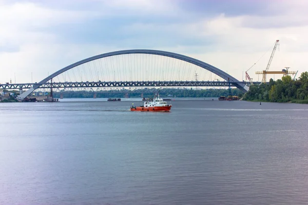 Kiev Ucrania Septiembre 2021 Barco Blanco Rojo Navega Por Río — Foto de Stock