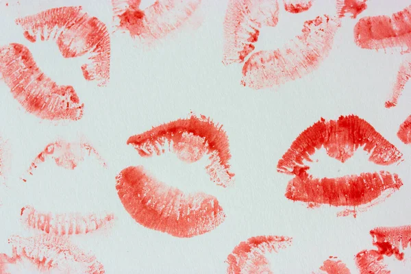 Set van sexy roze rode vrouwelijke lip prints op witte papieren achtergrond bovenaanzicht. Kust plat. Vingerafdrukken van lippenstift. Vrouwelijkheid, flirten, liefdesconcept. Wereldkus Dag. Valentijnsdag. Mooie achtergrond. — Stockfoto