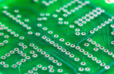 Yazılı yeşil devre kartı, yakın plan. Elektronik bilgisayar donanım teknolojisi makro fotoğrafı. Dijital bir ana kart çipi. Mikro işlemci, transistörler, silikondan yapılmış yarı iletken. Teknik Bilimler. 