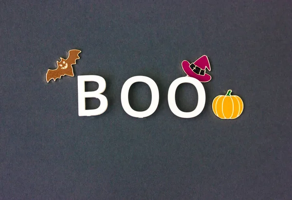 Boo word on gray background. Halloween creative concept. Bat, pumpkin, witch hat — Stock Photo, Image