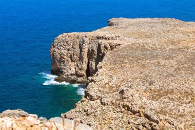 Balos Adası, Girit, Yunanistan. 1 Mayıs 2015. Dağdan Akdeniz 'in mavi su dalgalarının kayalara çarpması inanılmaz bir manzara. Doğal manzara, kayalık arazi. Manzaralı Gramvousa adaları