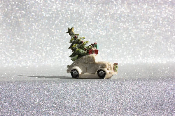 Carro de brinquedo com árvore de Natal no telhado. Feliz Ano Novo 2022 entrega de presentes. Vendas. — Fotografia de Stock