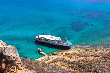 Balos Adası Girit, Yunanistan. 1 Mayıs 2015. Turistik bir gemiyle deniz seyahati. Akdeniz 'in mavi sularındaki dağdan inanılmaz bir manzara. Doğa manzarası. Gramvousa lagün manzarası 