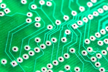 Yazılı yeşil devre kartı, yakın plan. Elektronik bilgisayar donanım teknolojisi makro fotoğrafı. Dijital bir ana kart çipi. Mikro işlemci, transistörler, silikondan yapılmış yarı iletken. Teknik Bilimler. 