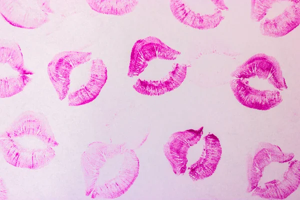 Růžové ženské otisky rtů na bílém pozadí. Pusy, facky, otisky rtěnky. — Stock fotografie