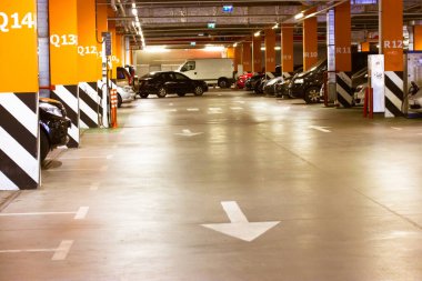 Bir sürü otomobil ve araba için dahili yeraltı modern park yeri. Yol işaretleri