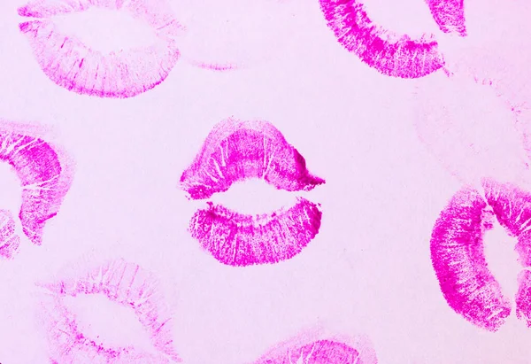 Huellas de labios femeninos rosados sobre fondo blanco. Besos amor, golpes, lápiz labial impresiones —  Fotos de Stock