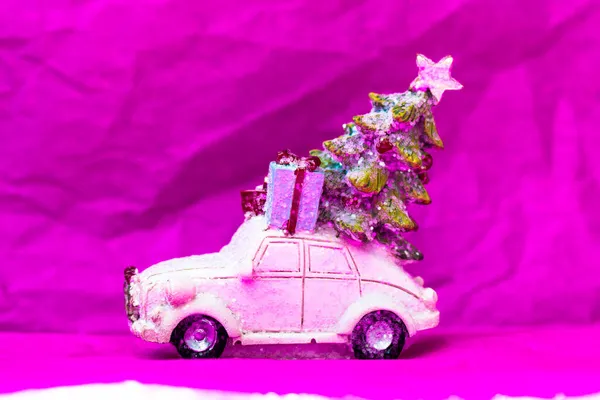 Brinquedo carro árvore de Natal caixa de presente no telhado, fundo fúcsia rosa. 2022 Ano Novo — Fotografia de Stock