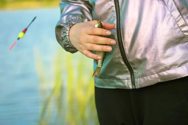 Visser Vrouw Houdt Een Vers Gevangen Kleine Karper Vis Hand — Stockfoto