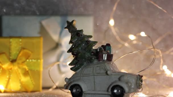 Speelgoed Witte Retro Auto Met Kerstboom Geschenkdozen Het Dak Nieuwjaar — Stockvideo