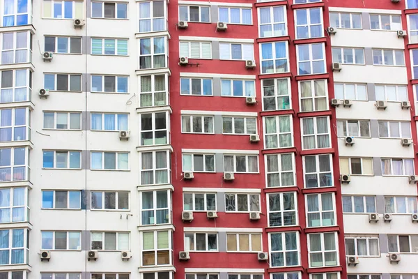 乌克兰基辅 2021年5月8日 多层现代公寓楼的立面 许多全景窗户 阳台角度低 白色和红色建筑的外部 建筑物建造 — 图库照片