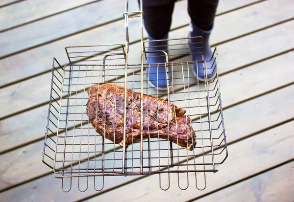 Välbakad Köttbiff Ett Grill Galler Trä Bakgrund Ovanifrån Man Står — Stockfoto