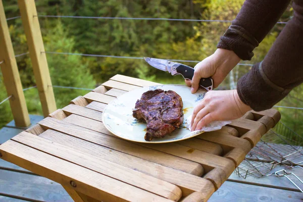 Freshly Roasted Bbq Meat Lies Plate Standing Wooden Table Female — Stock Photo, Image