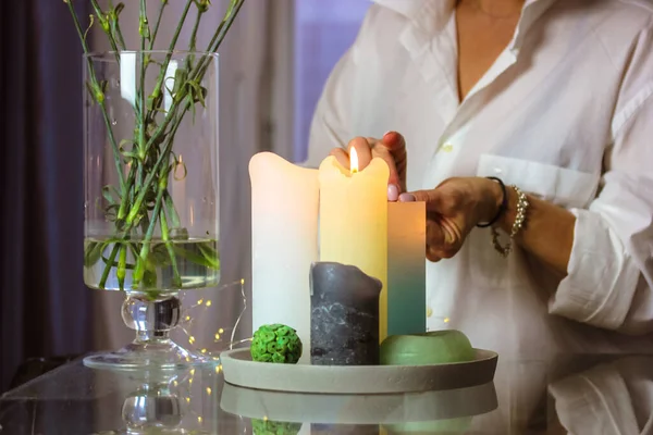 Mujer Con Camisa Blanca Encendiendo Fuego Soja Velas Perfumadas Cera — Foto de Stock