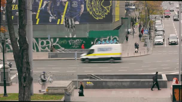 乌克兰基辅 2021年11月7日 市中心的一条街道 道路上有许多汽车向不同的方向行驶 人行道上挤满了人 还有一个骑摩托车的男人 慢镜头 — 图库视频影像