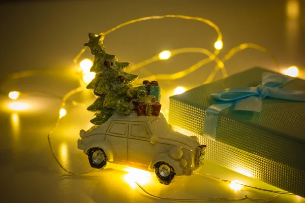 Une Petite Mini Voiture Rétro Jouet Avec Arbre Noël Sur — Photo