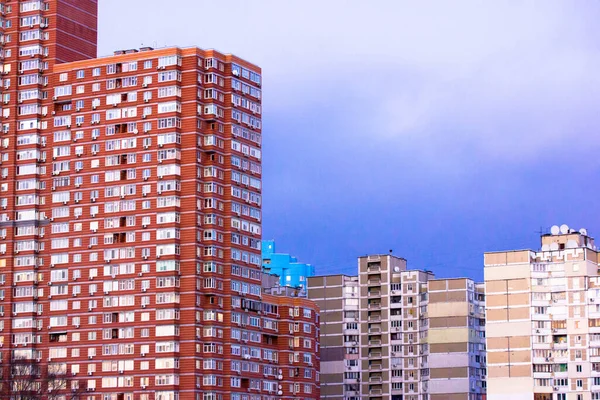 우크라이나 키예프 2021 시대의 대항하는 현대적 주거용 아파트 하늘을 배경으로 — 스톡 사진