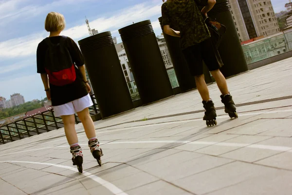 Kiev Oekraïne Juli 2021 Tieners Schaatsen Rolschaatsen Loopband Tegen Stadsgezicht — Stockfoto