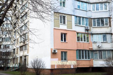 Kiev. Ukrayna. 1 Ocak 2022. Yüksek katlı bir apartmanın ön cephesi. Bir panel binasının köşesi. Kışın bir yerleşim bölgesinde eski fakir bir bina. Ev yalıtımı. 