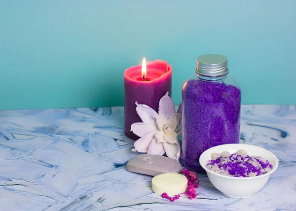 配以一罐紫色薰衣草海盐 香皂棒 燃烧的丁香蜡烛和美丽的花朵 温泉疗程 面部护理 化妆品 美容院的洗浴疗法 — 图库照片