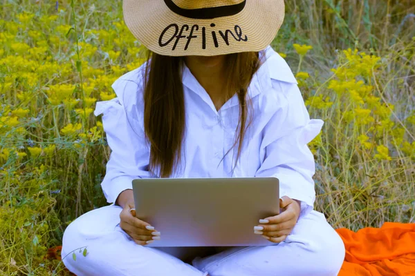 Κορίτσι Ψάθινο Καπέλο Κείμενο Offline Λευκά Είδη Ένδυσης Κάθεται Ξέφωτο — Φωτογραφία Αρχείου