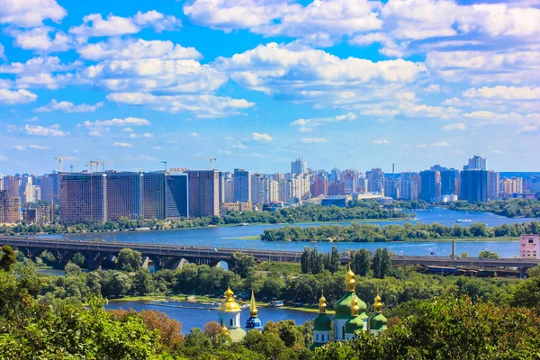 Kiev Ucrânia Maio 2021 Panorama Uma Cidade Cidade Imersa Vegetação — Fotografia de Stock