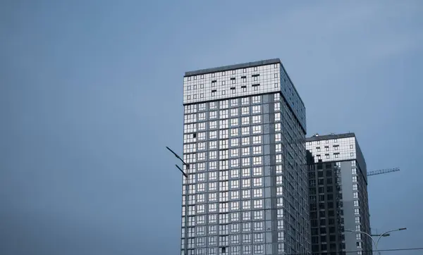 우크라이나 키예프 2022 현대의 아파트 건물에 과푸른 하늘을 배경으로 텍스트를 — 스톡 사진