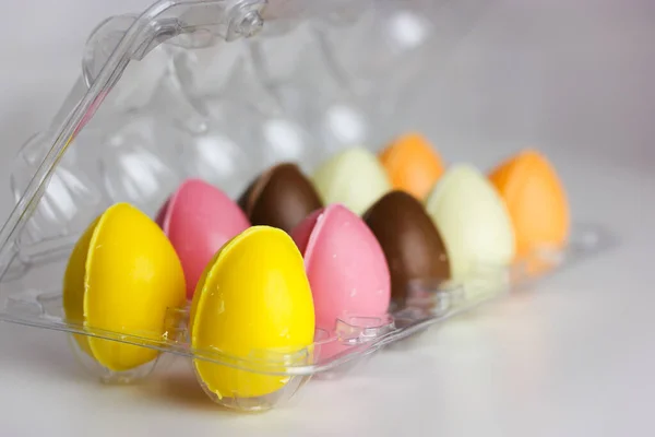 Bunte Osterschokoladeneier Thermoplastischer Eierverpackung Auf Weißem Hintergrund Leckereien Für Kinder — Stockfoto