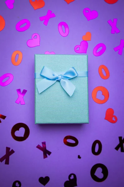 Confezione Regalo Blu Fiocco Piatto Lay Cuori Rosa Sfondo Viola — Foto Stock