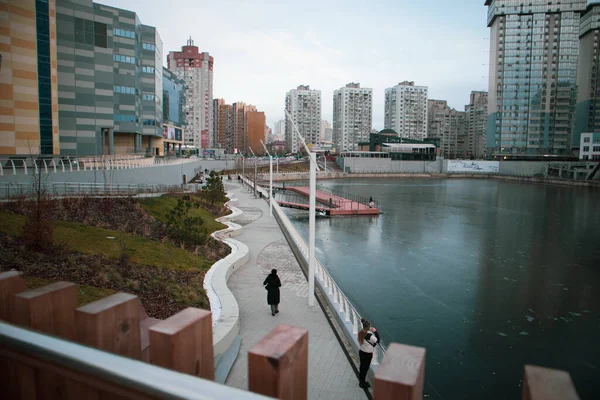 Kiew Ukraine Januar 2022 Uferpromenade Gewundene Straße Zugefrorenen Fluss See — Stockfoto