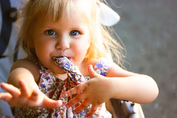 Bastante Linda Niña Sonriente Alegre Vestido Estampado Floral Mirando Una —  Fotos de Stock