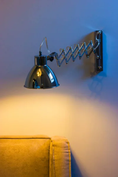 Una Lámpara Pared Moderna Que Ilumina Sofá Sillón Luz Pared — Foto de Stock
