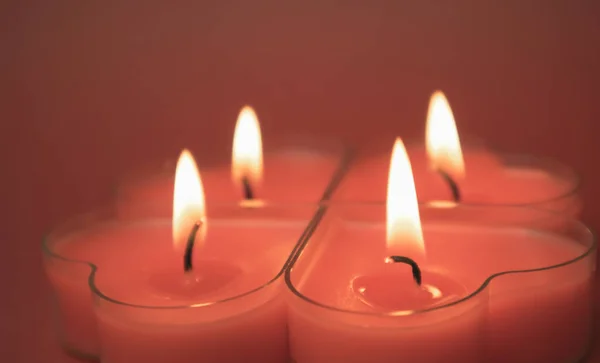 Cuatro Velas Rojas Forma Corazón Ardientes Con Llamas Ardientes Lenguas —  Fotos de Stock