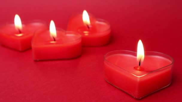 Červené Hořící Svíčky Tvaru Srdce Planoucími Plameny Ohnivé Jazyky Červeném — Stock video