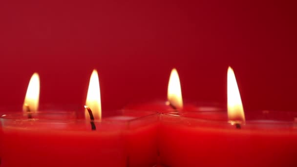 燃える炎で赤い燃えるハート型のキャンドル 赤い背景に火の舌 バレンタインデー ロマンチックな気分の概念 モノクローム壁紙 2月14日の装飾 — ストック動画