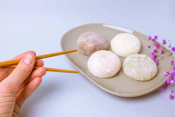 Pałeczki Dłoni Osoby Zamierzającej Zjeść Tradycyjny Japoński Deser Mochi Cieście — Zdjęcie stockowe