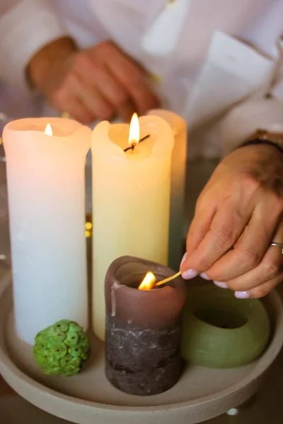 Frau Entzündet Feuer Auf Weißem Und Grünem Soja Wachskerzen Mit — Stockfoto