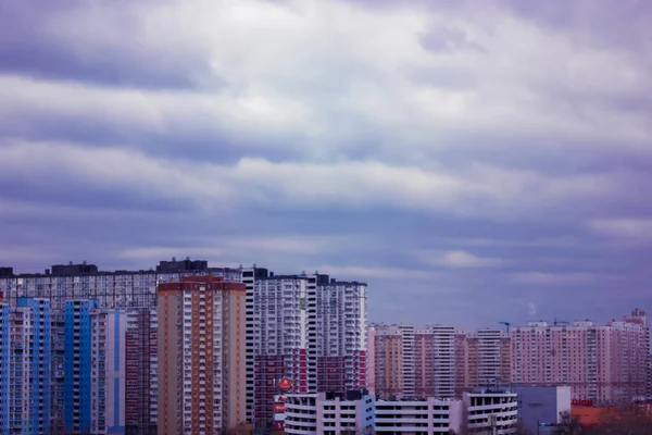 ウクライナのキエフ 2021年12月1日 大都市の家の上にぶら下がっている劇的な曇りの夕暮れの空重い青紫色の雲 非常にパーイトレンディーな色の空 都市の街並み 雲の多いスカイライン — ストック写真