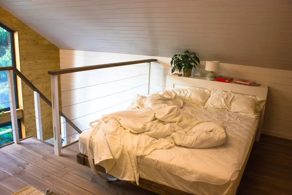 Белая Несделанная Кровать Большой Удобной Кровати Втором Этаже Двухэтажного Загородного — стоковое фото