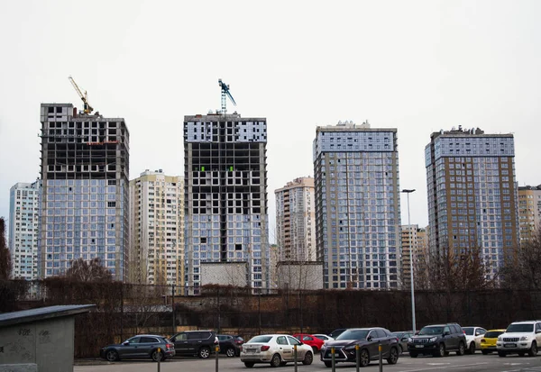 Kijów Ukraina Stycznia 2022 Nieukończone Wielopiętrowe Budynki Mieszkalne Żurawie Budowlane — Zdjęcie stockowe
