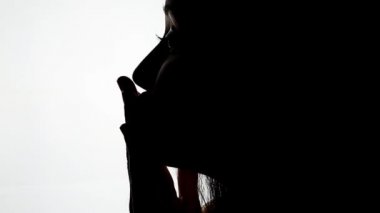 Profilde güzel bir kızın silueti hava öpücüğü yolluyor. Aşık bir kadın. Gerçekten olumlu duygular. Sevgililer Günü 14 Şubat konsepti. Aşık bir kadın beyaz arka planda izole edilmiş. Genç kadın ilk aşkı