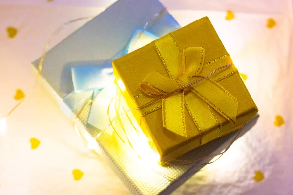 Gele Blauwe Geschenkdozen Midden Van Gloeiende Led Slinger Met Lampjes — Stockfoto