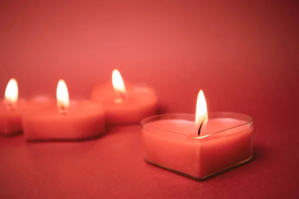 Červené Hořící Svíčky Tvaru Srdce Planoucími Plameny Ohnivé Jazyky Červeném — Stock fotografie